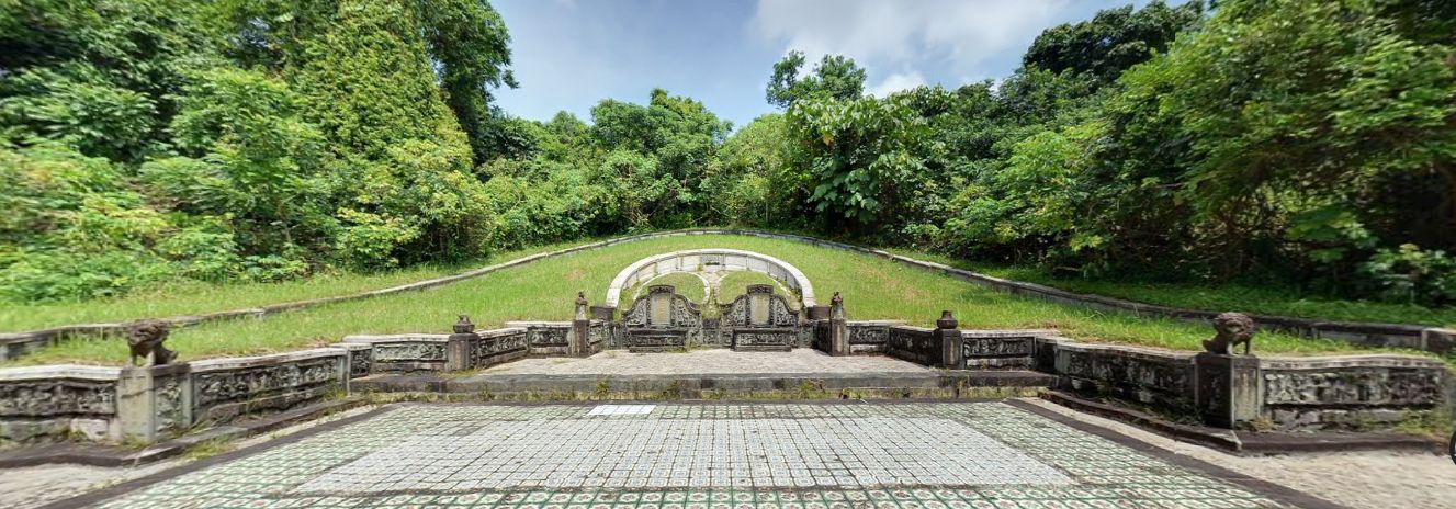 Overgrown tombs and nature at Bukit Brown Cemetery, a hidden Singapore spot