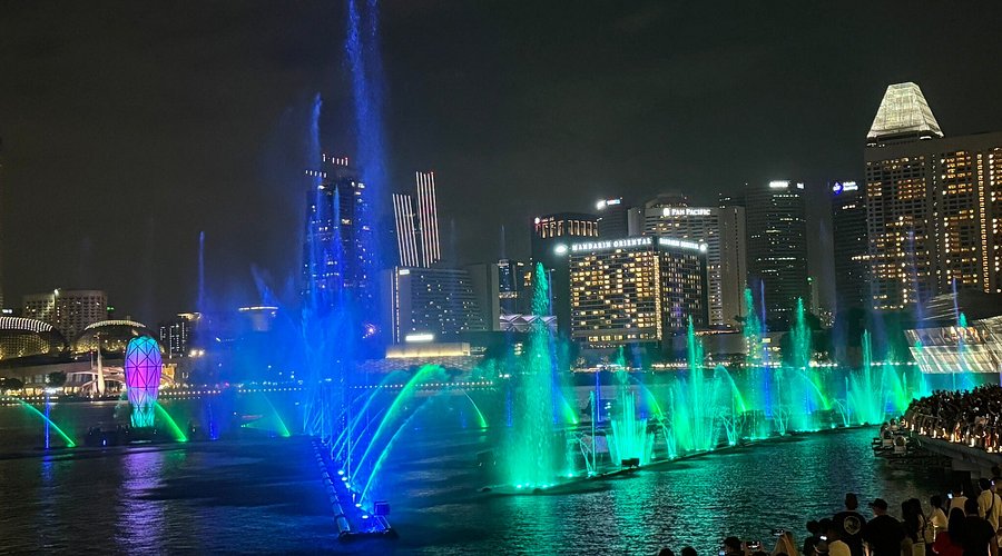 Spectacular light show at Marina Bay Waterfront Promenade
